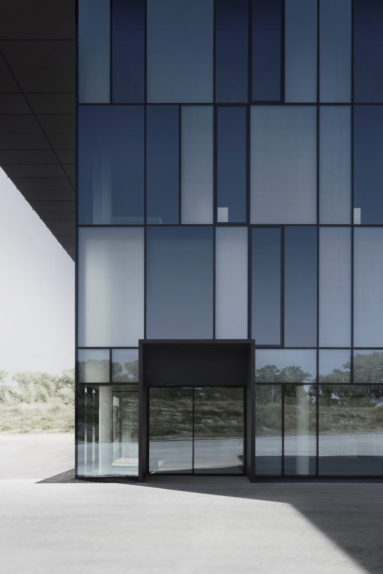 Unitised aluminium curtain wall with glazed entrance